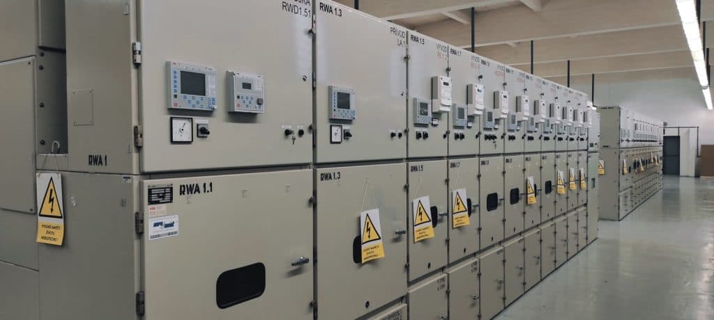 Evropa potřebuje modernizovat elektrické sítě. ABB investuje miliardy, Siemens Energy zvyšuje výhled