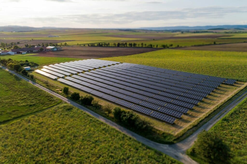 ceske-solarni-elektrarny-v-roce-2025-vyrobily-o-20-vice-tempo-rustu-ovsem-zpomalilo