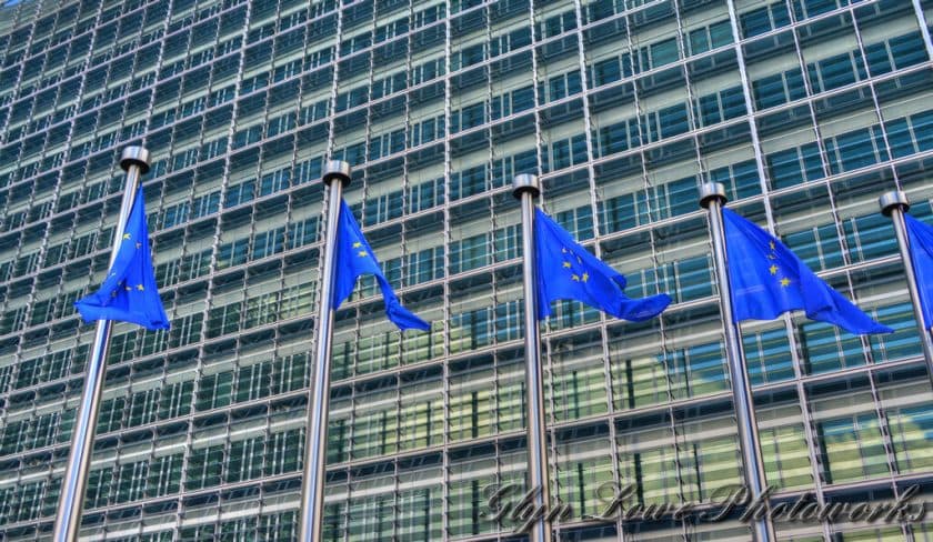 Návrh na daň z mimořádných zisků v EU čelí kritice. Investoři varují před dopady na transformaci energetiky