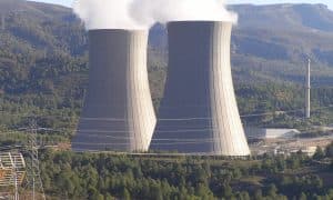 V Číně dokončili stavbu obří chladicí věže v jaderné elektrárně Lianjiang