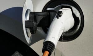 innogy se stane partnerem DHL, zřídí nabíjecí stanice v logistických centrech