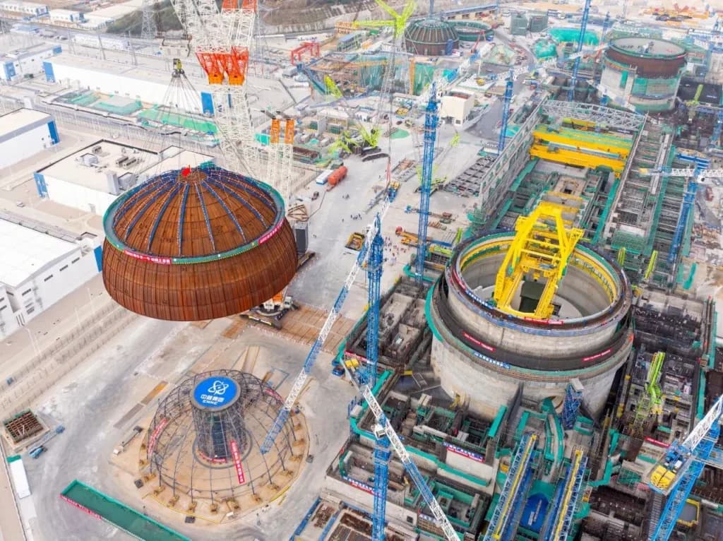 Čínské bloky CAP1000 v elektrárnách Haiyang a Xudabao dostaly kopuli kontejnmentu